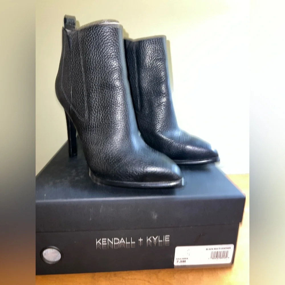NWT Kendall + Kylie Shoes Womens Size 7.5 Black Pointed Toe Ankle Boots - Picture 2 of 9